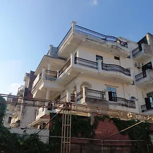 Varuna Palace-fully Vaccinated Staff Homestay